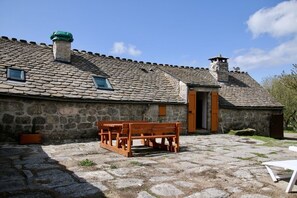 Outdoor dining - Gîte de Fermigous in Montgros (LE PONT-DE-MONTVERT)