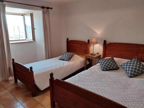 2 bedrooms, iron/ironing board, travel cot, free WiFi - Gîte de Fermigous in Montgros (LE PONT-DE-MONTVERT)