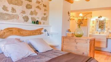 6 bedrooms, travel crib, free WiFi, bed sheets