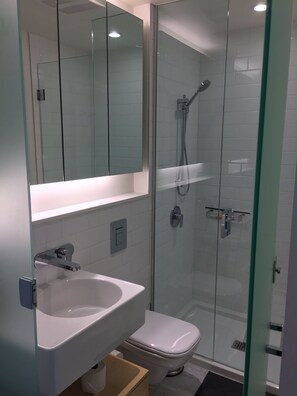 Shower, eco-friendly toiletries, hair dryer, towels - Bright waterfront condo in the heart of Victoria (Victoria)