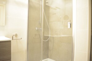 Shower, hair dryer, bidet, towels - Sea from Studio la Cala de Mijas, with swimming pools, tennis court and parking. (AN)