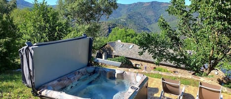 Outdoor spa tub