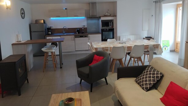 Eine moderne Wohnung mit Küche, Essbereich und Wohnzimmer.