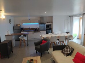 A modern apartment with a kitchen, dining area, and living room. - Gîte Lezinio - LE PONT-DE-MONTVERT (LE PONT-DE-MONTVERT)