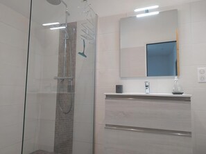 Shower, hair dryer - Gîte Lezinio - LE PONT-DE-MONTVERT (LE PONT-DE-MONTVERT)