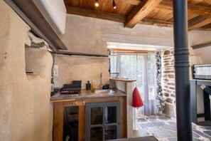 Fridge, microwave, toaster, high chair - Gîte de l'Escoutal 2/4 persons (LE BLEYMARD)