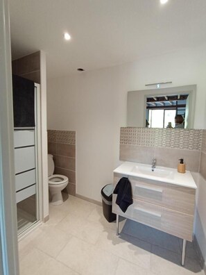 Shower, towels - Gîte du Mas Gallinou - SAINT-ETIENNE-VALLEE-FRANCAISE (SAINT-ETIENNE-VALLEE-FRANCAISE)