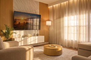 Ein modernes Wohnzimmer mit einem großen Gemälde, einem runden Couchtisch und einer Couch.