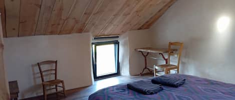 2 bedrooms, iron/ironing board, travel cot, free WiFi