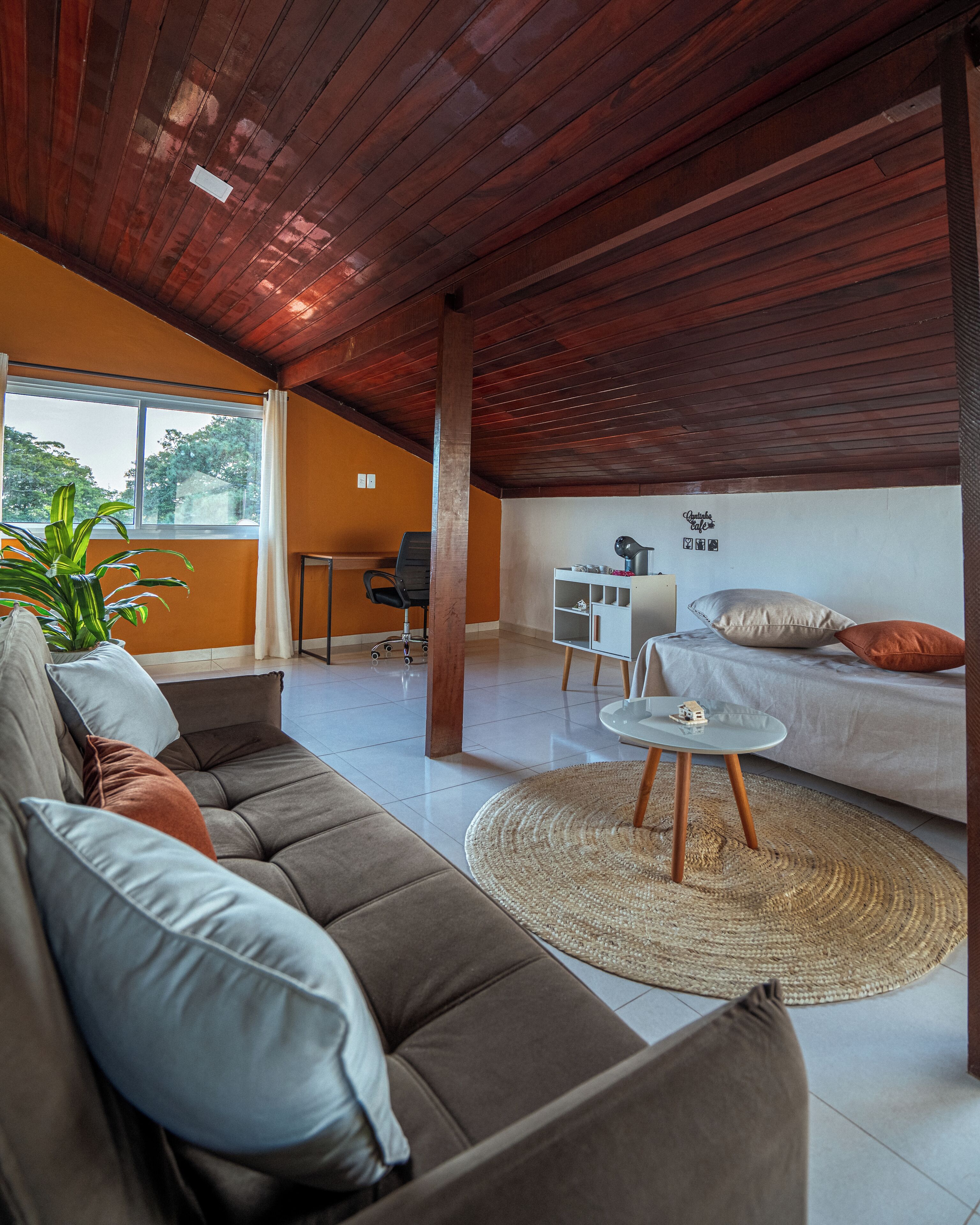 Apartamento Confort, balcón, vistas a la ciudad | Zona de estar | Una televisión de pantalla plana