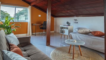 Apartamento Confort, balcón, vistas a la ciudad | Zona de estar | Una televisión de pantalla plana