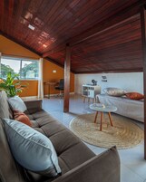 Apartamento conforto, sacada, vista para a cidade | Área de estar | TV de tela plana