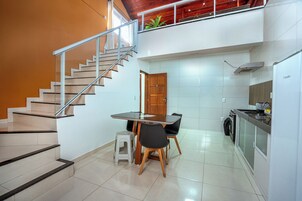 Apartamento conforto, sacada, vista para a cidade | Cozinha privada