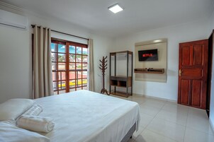Apartamento conforto, varanda coberta, vista para a cidade | Comodidades do quarto