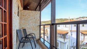 Apartamento conforto, sacada, vista para a cidade | Individualmente decorados, espaço de trabalho para notebook