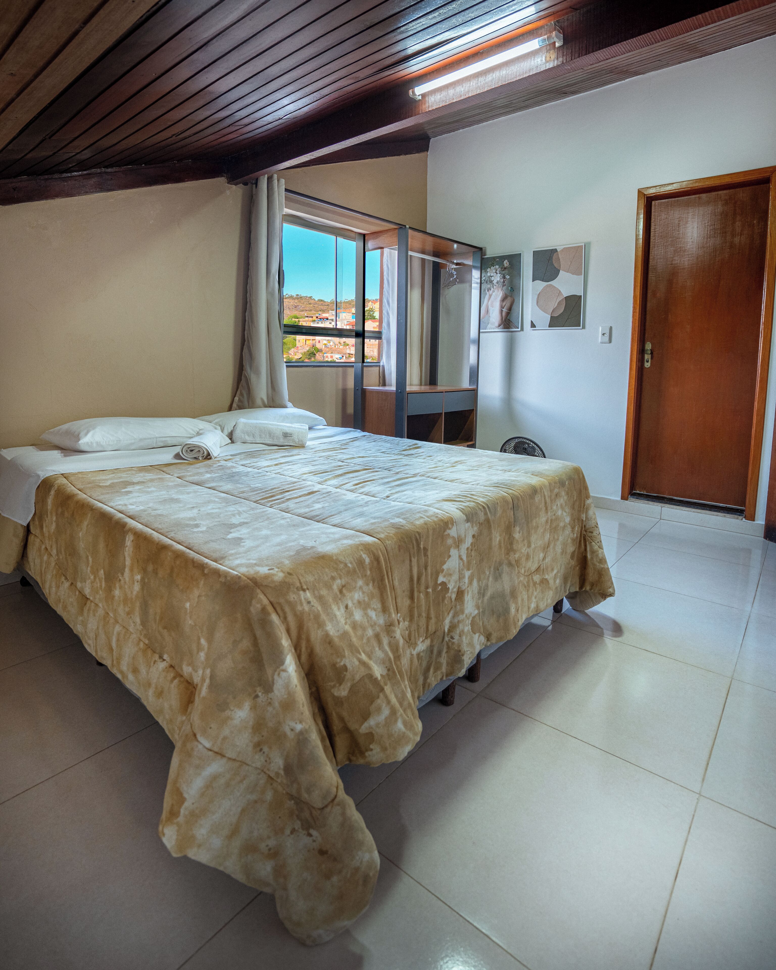Apartamento conforto, sacada, vista para a cidade | Individualmente decorados, espaço de trabalho para notebook