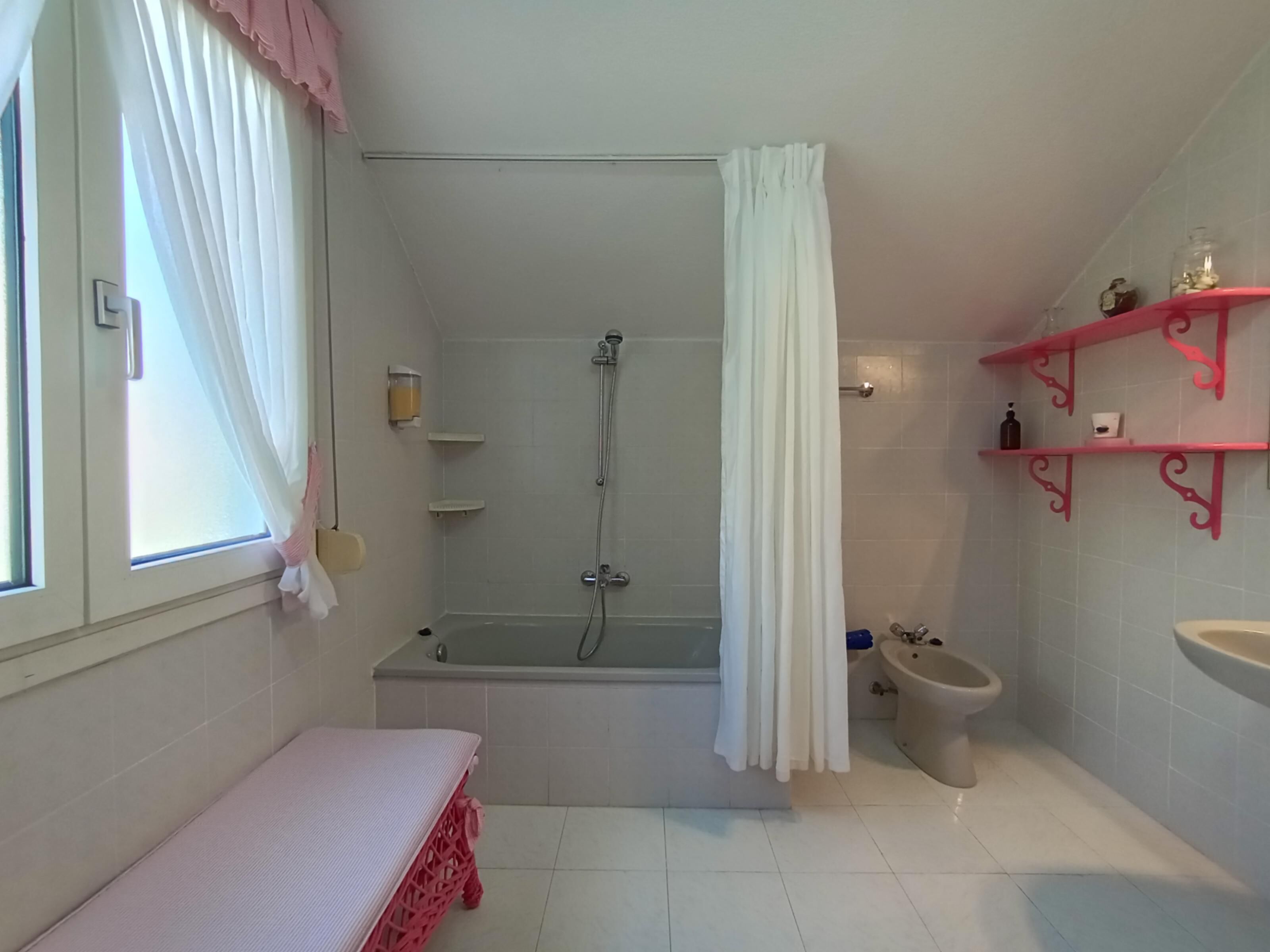 Un baño con ducha, inodoro y lavamanos.