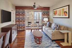 Living area - Cozy 1-bedroom condo in fabulous Honolulu with AC and fitness room (Honolulu)