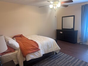 2 chambres, fer et planche à repasser, Wi-Fi gratuit, draps fournis