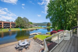 Outdoor dining - Lakeside Liberty Lake Home • Private Beach Acces (Liberty Lake)