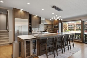 Refrigerador, microondas, horno, placa de cocina
