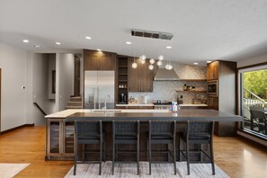 Refrigerador, microondas, horno, placa de cocina
