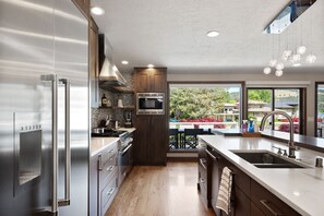 Geladeira, micro-ondas, fogão, cooktop