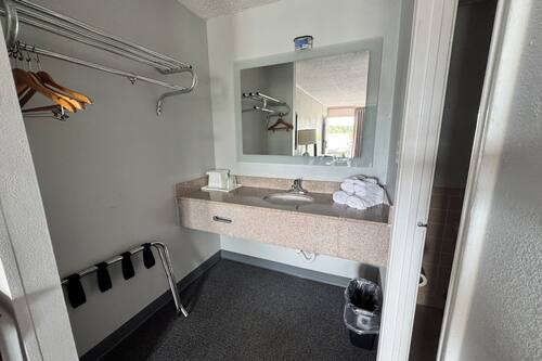 Serviettes fournies, savon, shampooing, papier de toilette