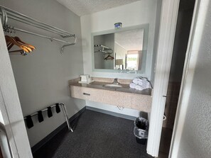 Bathroom - Bayou Inn (Jennings)