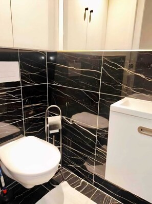 Hårtork, handdukar, tvål och toalettpapper