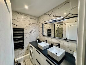 Hair dryer, towels, soap, toilet paper - Luxury Apartment Paris Trocadero - 2 bedrooms 80m2 (Paris)