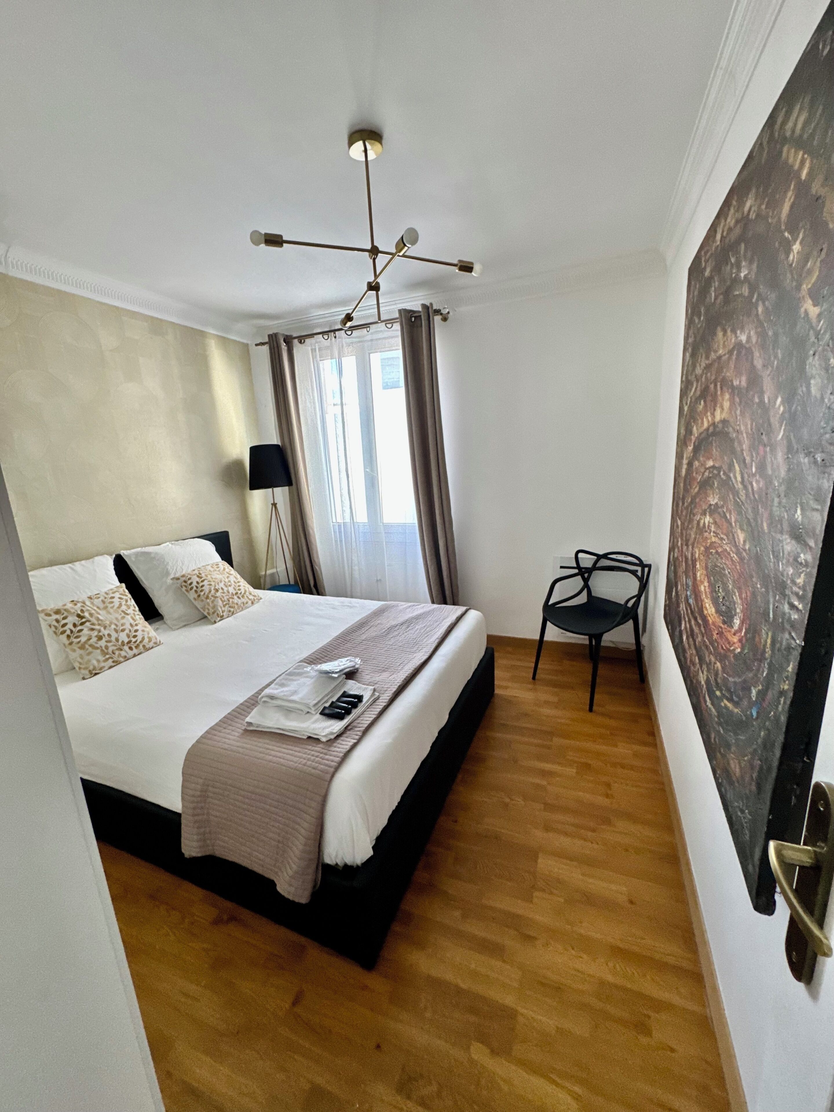2 habitaciones, tabla de planchar con plancha, wifi y ropa de cama 