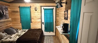 Juniper Lovely 1-bedroom cabin with AC in East Glacier Park