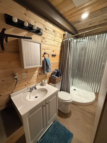 Juniper Lovely 1-bedroom cabin with AC in East Glacier Park