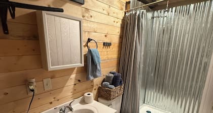 Juniper Lovely 1-bedroom cabin with AC in East Glacier Park