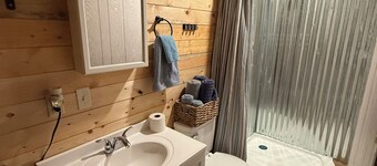 Juniper Lovely 1-bedroom cabin with AC in East Glacier Park