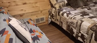 Juniper Lovely 1-bedroom cabin with AC in East Glacier Park
