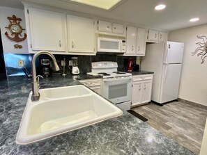 Fridge, microwave, oven, stovetop - Saida IV Condos - S4904 (South Padre Island)