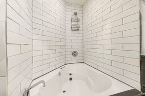 Shower, hair dryer, towels, soap - Serene 2-bedroom condo with AC in vibrant Chicago (Chicago)
