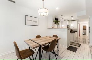 Dining - Serene 2-bedroom condo with AC in vibrant Chicago (Chicago)