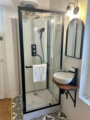Dusche, Handtücher, Seife, Toilettenpapier