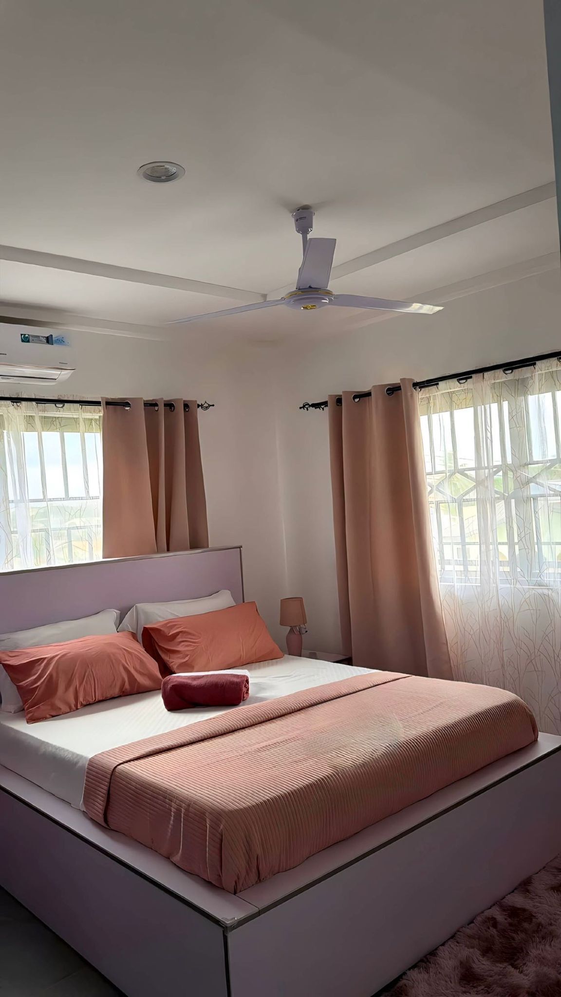 2 slaapkamers, een bureau, een strijkplank/strijkijzer, gratis wifi