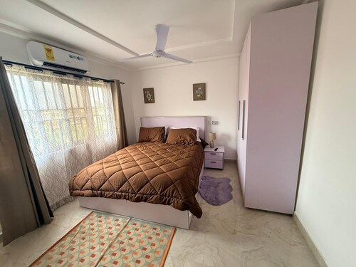Casa Leo  2 bed Apt, Accra,North Legon, Agbogba.AC, WiFi, TVs. Onsite help avail