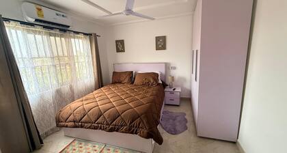 Casa Leo 2 bed Apt, Accra,North Legon, Agbogba.AC, WiFi, TVs. Onsite help avail