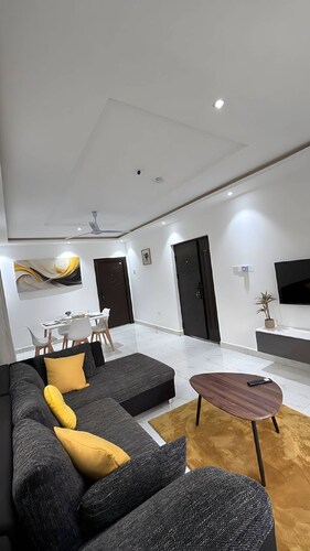 Casa Leo  2 bed Apt, Accra,North Legon, Agbogba.AC, WiFi, TVs. Onsite help avail