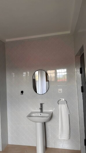 Douche, serviettes fournies, savon, papier de toilette