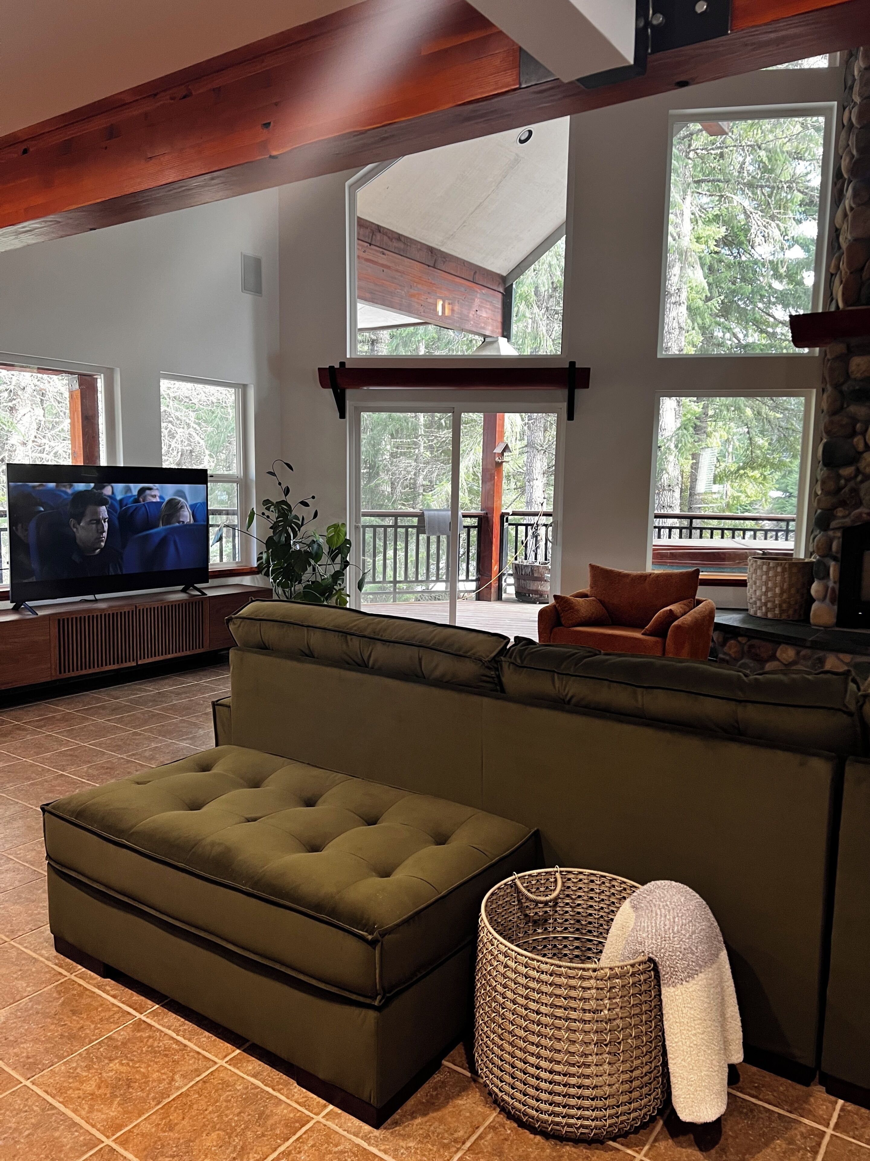 Smart-tv, eldstad och ett bordtennisbord