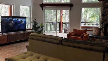 Smart-tv, eldstad och ett bordtennisbord
