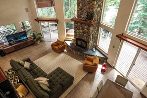 Smart TV, chimenea y tenis de mesa