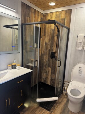 Shower, hair dryer, bidet, towels - Charming 1-bedroom cabin with AC in cozy Custer-Eagle's Perch (Custer)